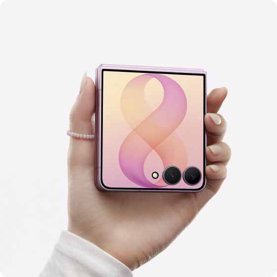 Una mano sujeta el Samsung Galaxy Z Flip8 plegado, mostrando la pantalla exterior y las cámaras fotográficas