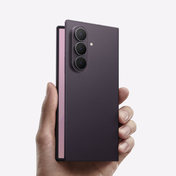 Una mano sujeta el Samsung Galaxy Z Fold8 Ultra plegado y muestra la parte trasera con el panel de cámaras de fotografía